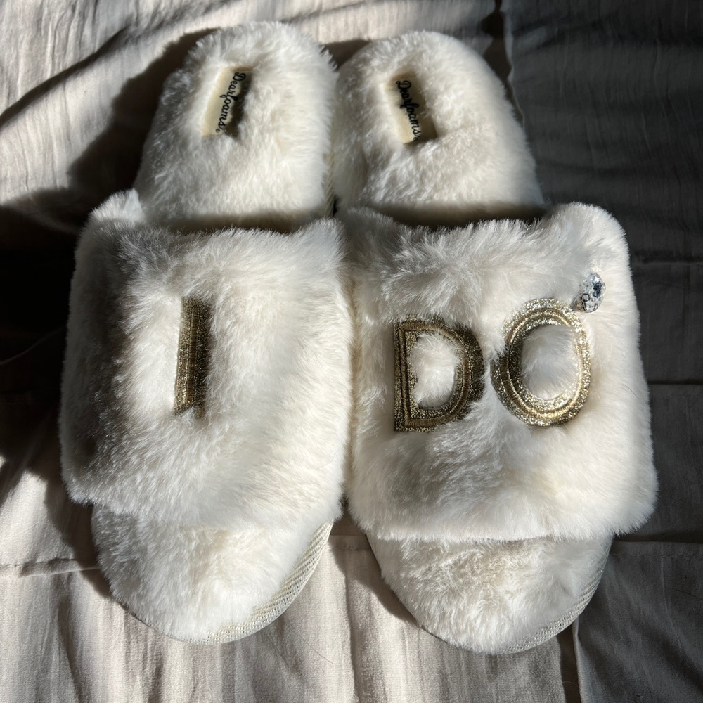 Dearfoams White 'I Do' Women's furry Slippers